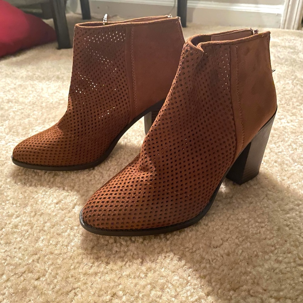 NEVER BEEN WORN BROWN SUEDE ANKLE BOOTIES!!